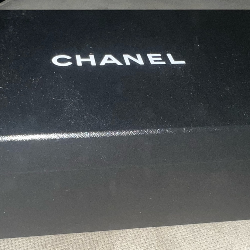 CHANEL Black Box with White Logo - Picture 10 of 11